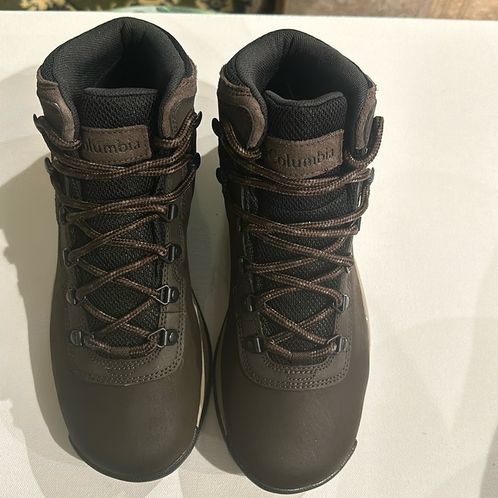 Columbia Lace up Waterproof Hiking Boots in Brown and Black.